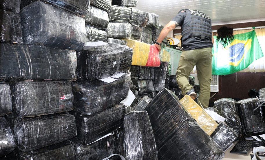 Policial averigua dezenas de pacotes com a droga