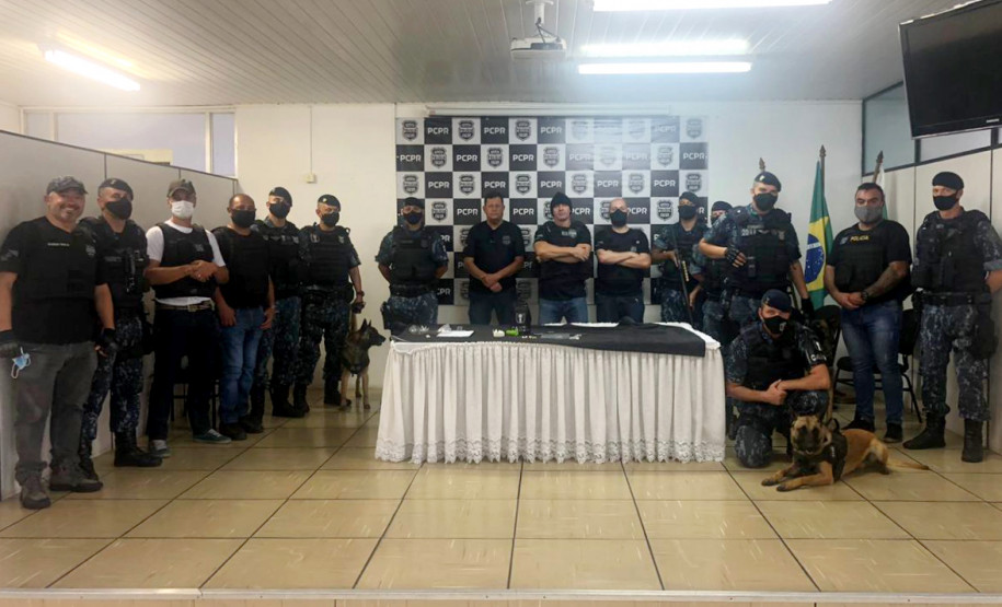Policiais e cães envolvidos na operação