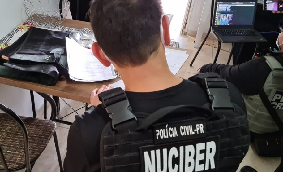 Policial civil sentado, preenchendo documentos