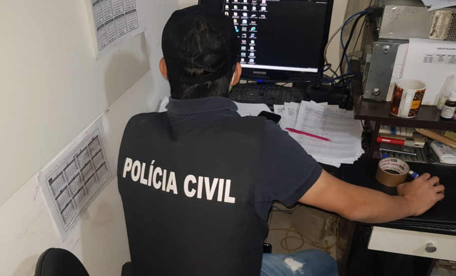 Policial civil trabalhando em computador