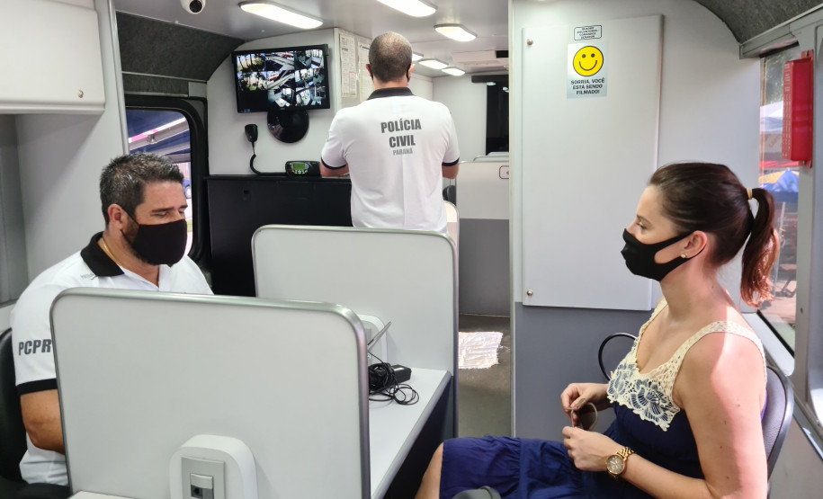 mulher registra BO na delegacia móvel