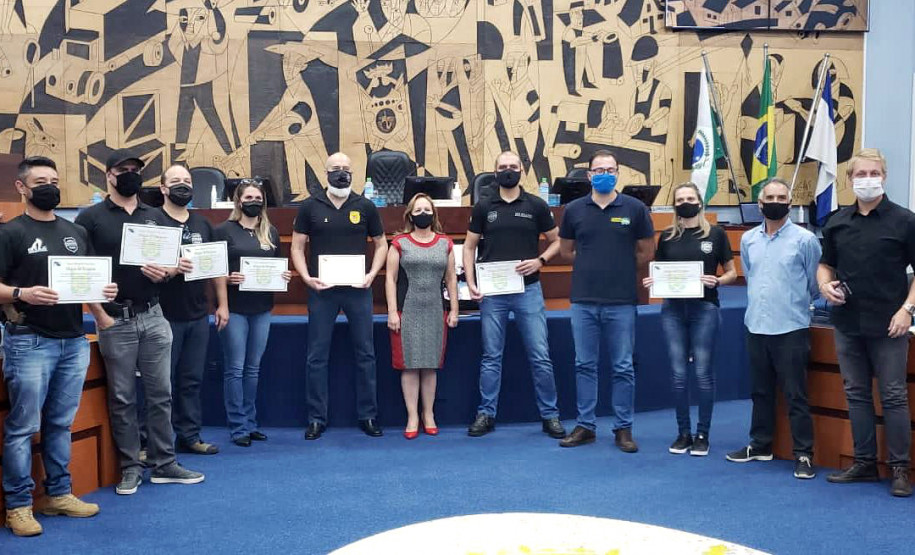 Homenageados reunidos posando para foto