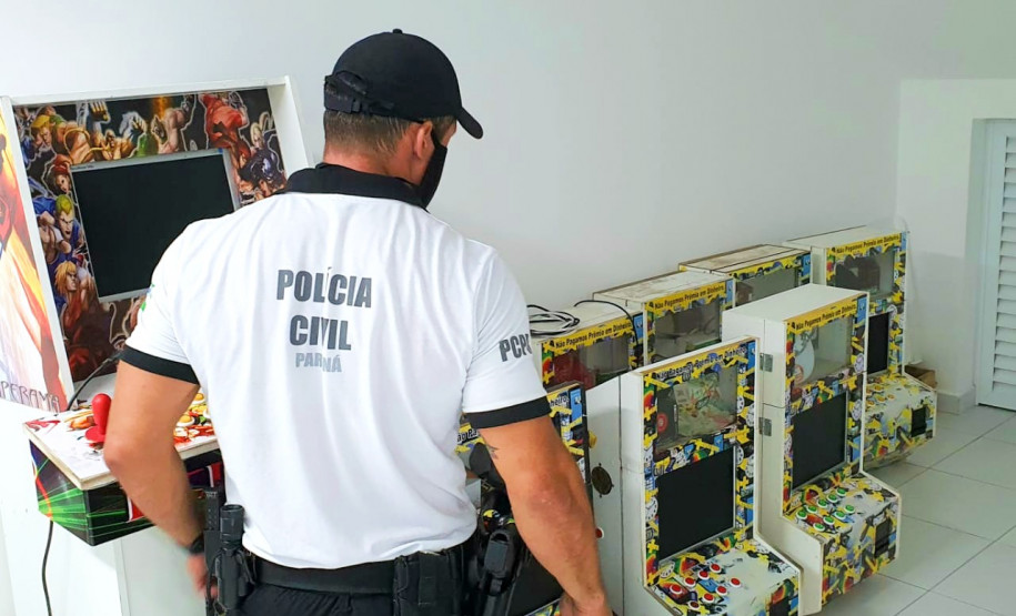 policial civil organiza maquinas caça-níqueis apreendidas