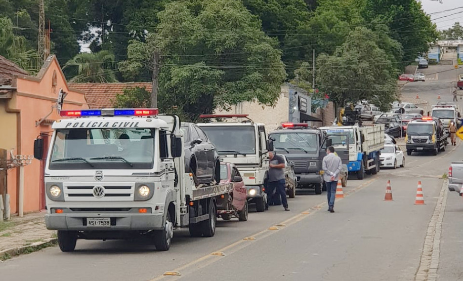 Fila de caminhões removendo veículos