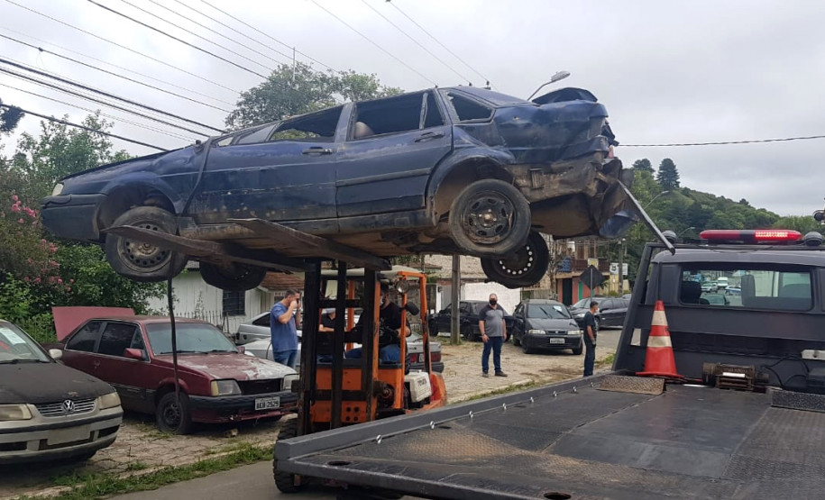 Veículo sendo colocado em caminhão