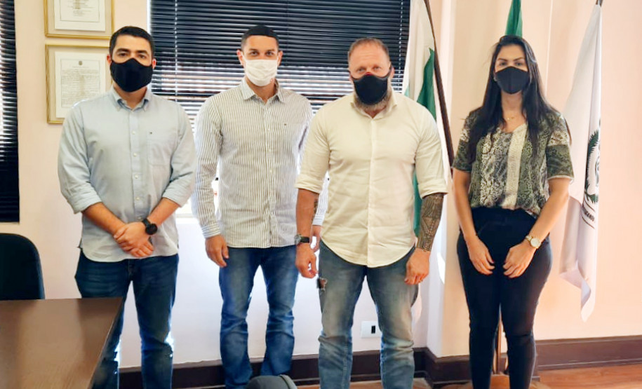 Visitantes e delegado-geral posando para foto