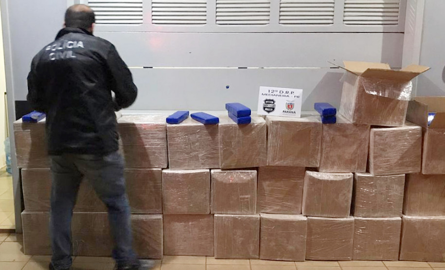 Policial civil organiza pacotes com a droga apreendida