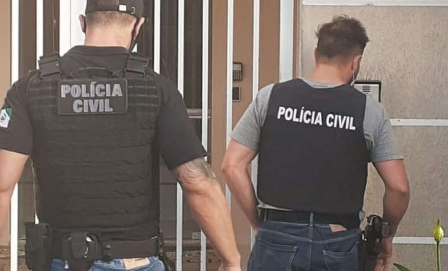 Dois policiais civis de costas