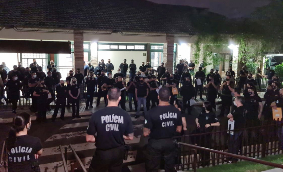 Dezenas de policiais recebendo instruções para cumprir operação