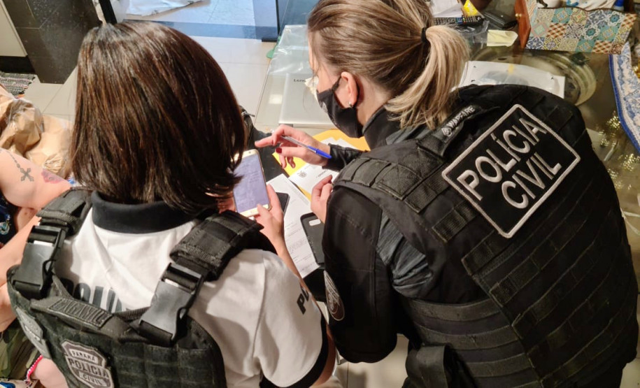 Policiais civis analisando materiais