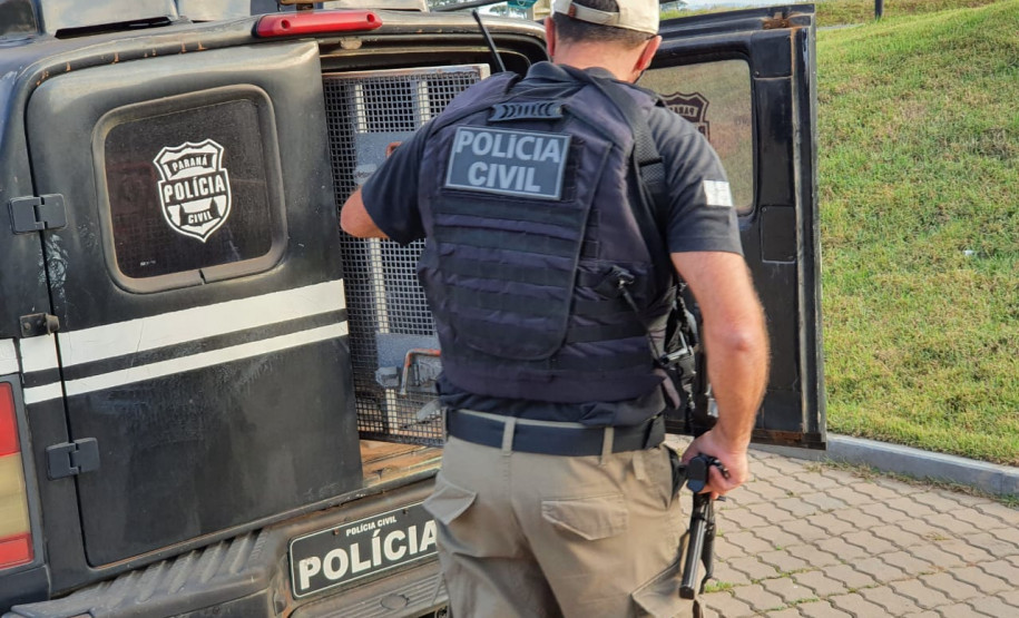 Policial realizando o trabalho de investigação