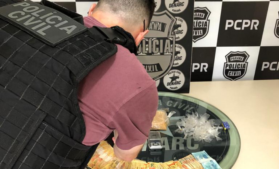 Policial civil organizando material apreendido