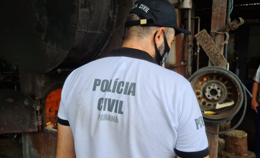 Policial ao lado do forno de incineração