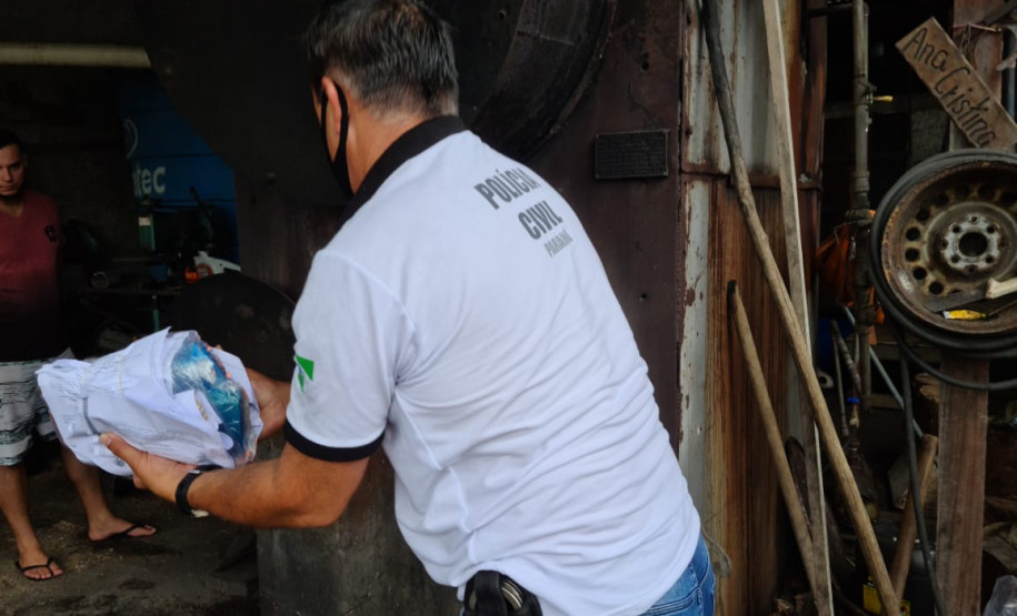 Policial incinerando as drogas