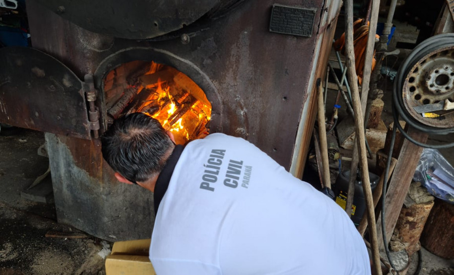 Policial incinerando as drogas