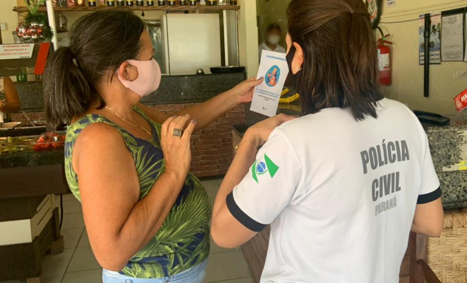 Policial civil divulgando trabalho de arrecadacao junto a comerciante