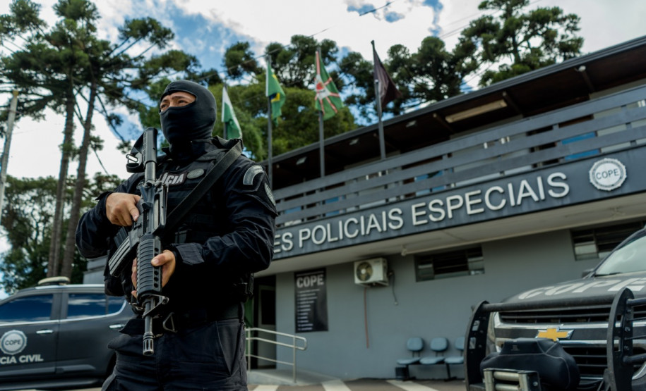 Policial civil empunha fuzil em frente ao Cope