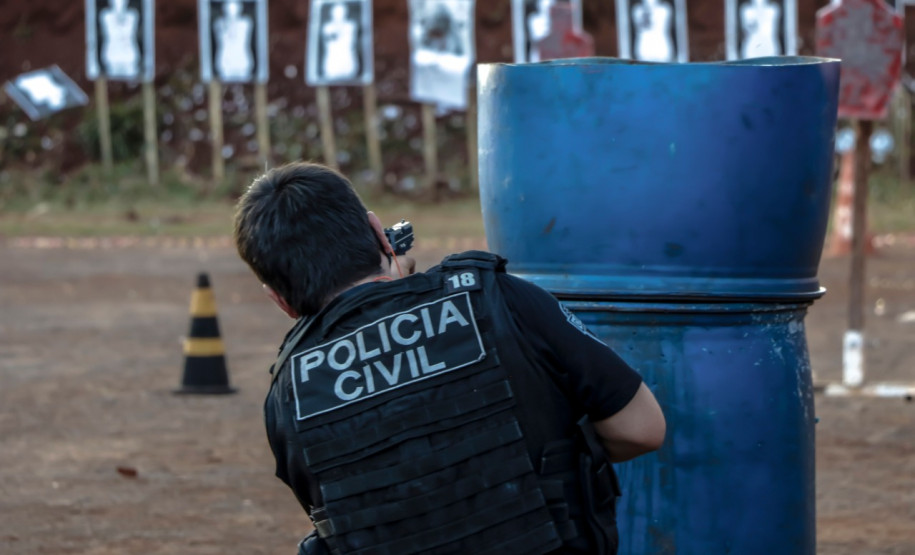 Policial civil em treinamento, apontando arma para alvo