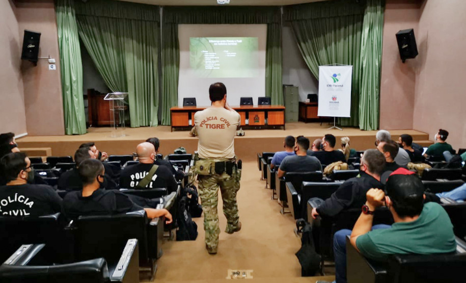 Policial civil fazendo uma demonstração para participantes