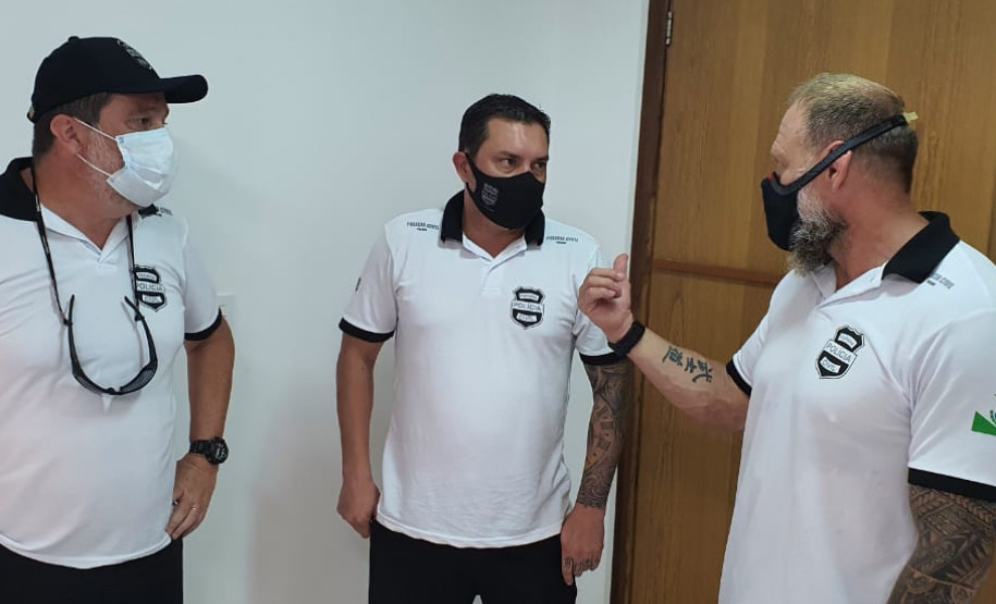 Delegado-geral conversando com outros policiais civis