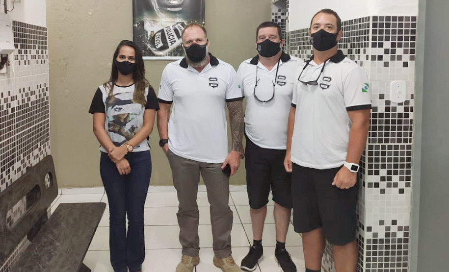 Delegado-geral posando para foto com outros policiais civis