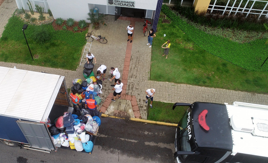 Fotografia aérea do momento em que caminhão da Defesa Civil está sendo carregado com os mantimentos doados