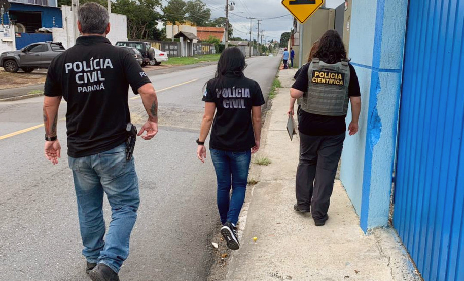 Policiais civis de costas, andando