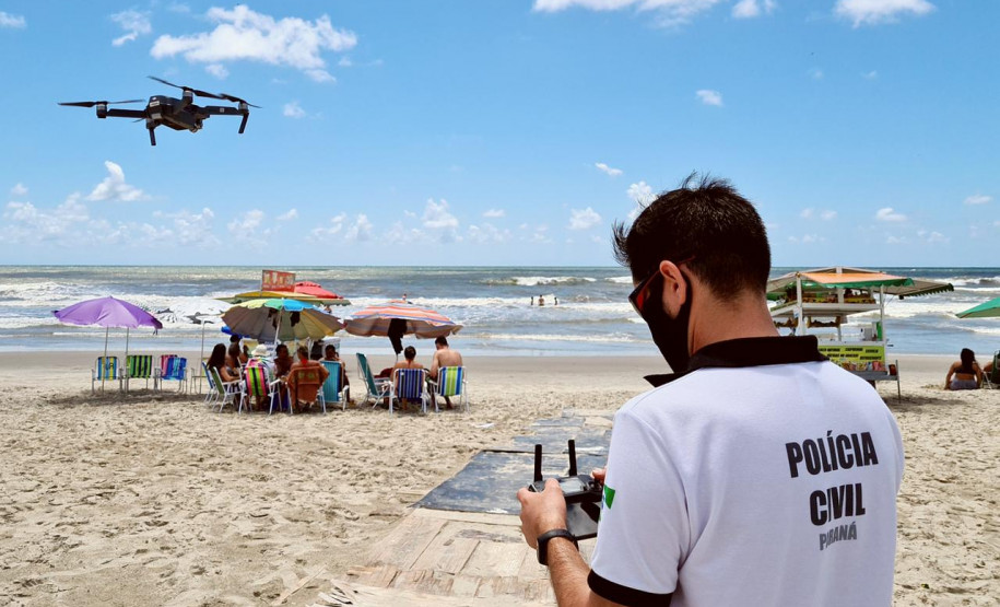 policial civil opera drone na praia