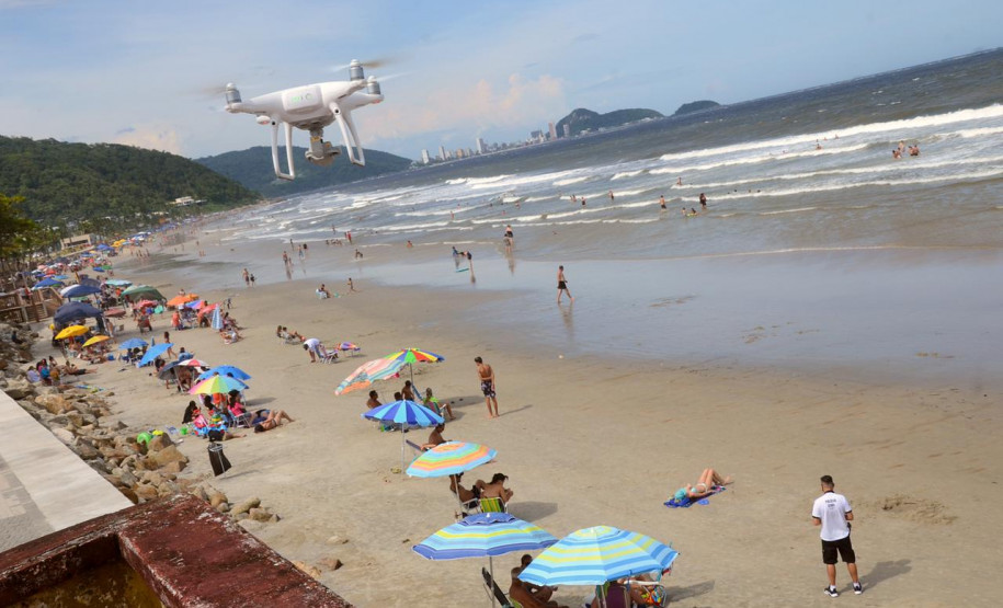 drone sobrevoa praia