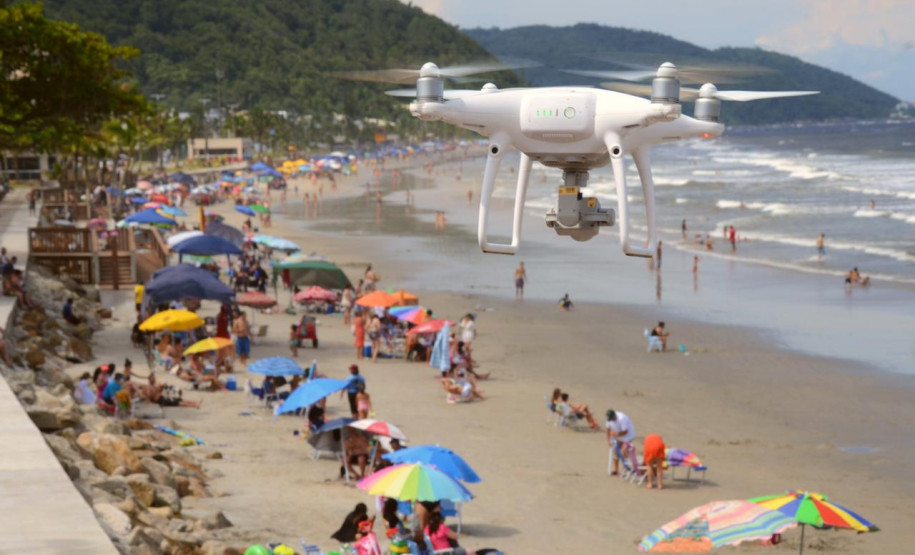 drone sobrevoa praia