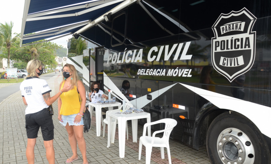 Atendimento a veranista na delegacia móvel
