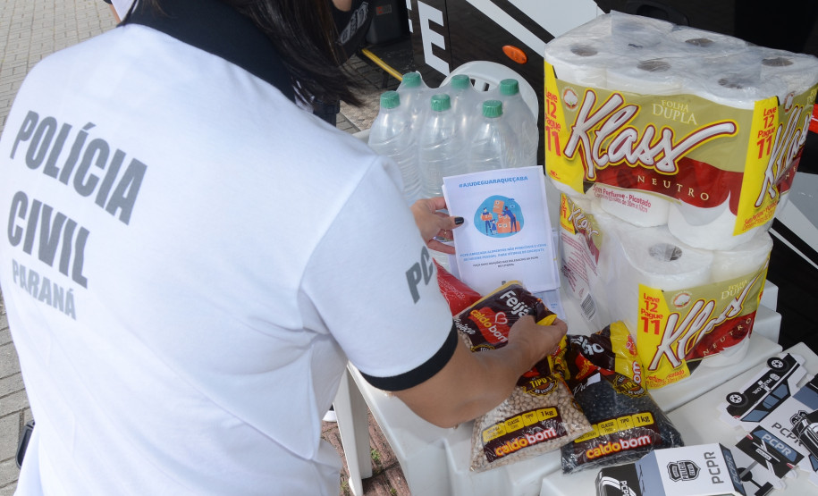 Policial civil organizando produtos recebidos