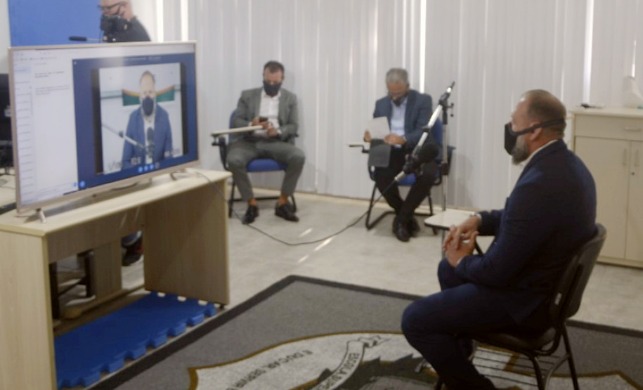 Delegado-geral em primeiro plano. Ao fundo, demais autoridades