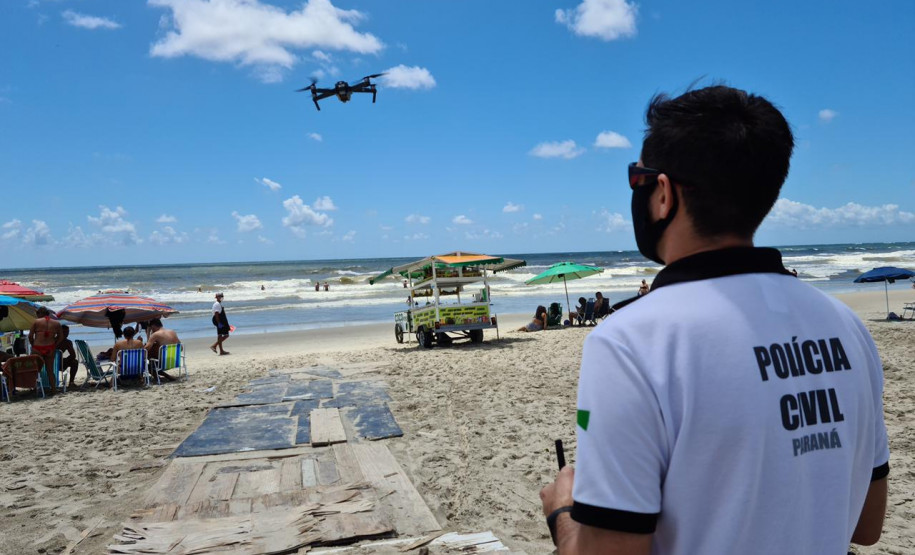 Policial civil manuseando drone no Litoral