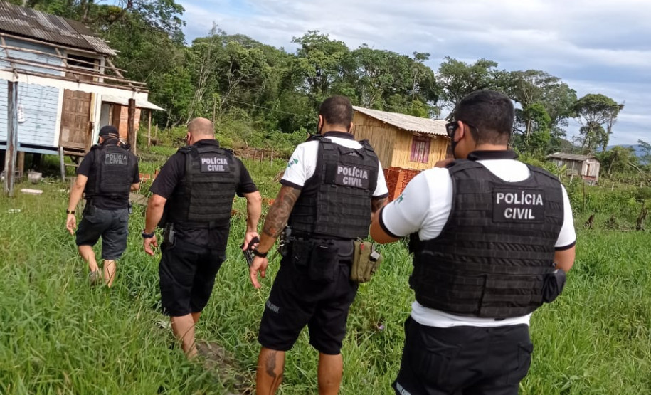 Policiais civis cumprem mandado de busca e apreensão no Litoral