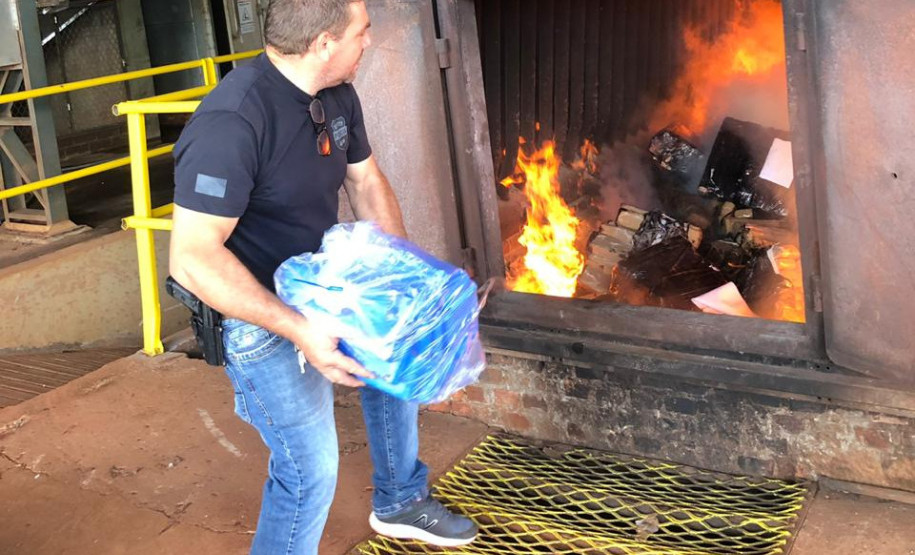 Policial civil aparece em foto jogando maconha dentro de forno para incineração