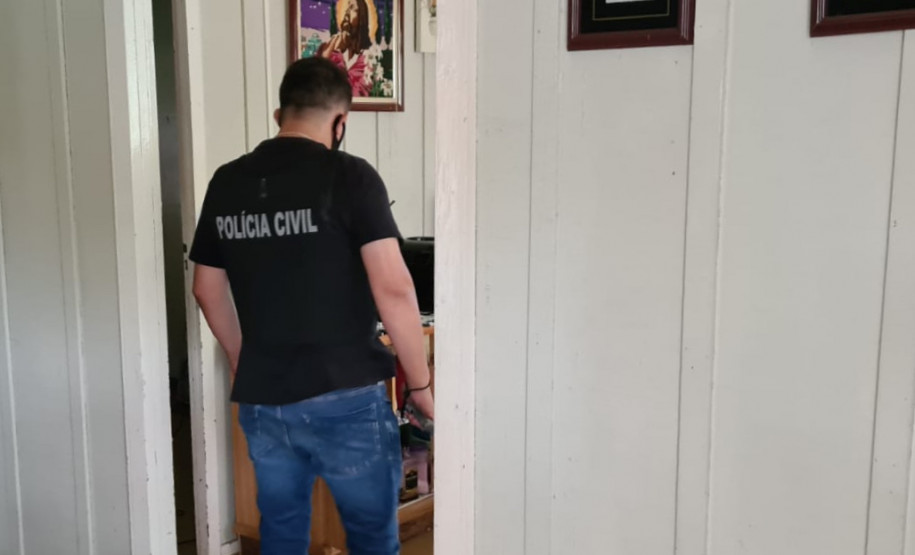 Policial civil em local investigado