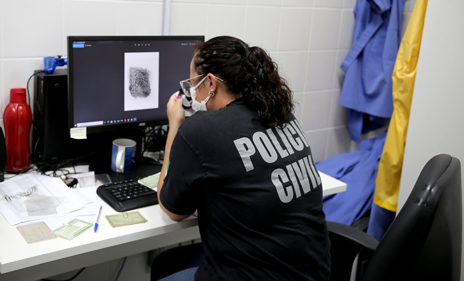 policial civil ao computador