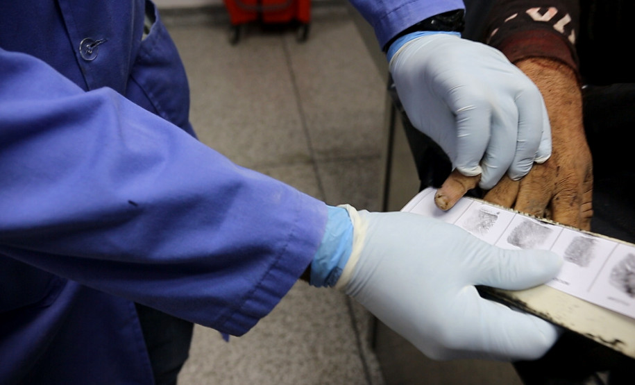 Papiloscopista coleta digitais de vítimas no IML