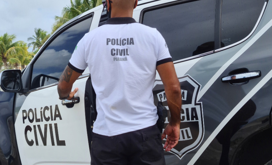 Policial civil entrando em viatura