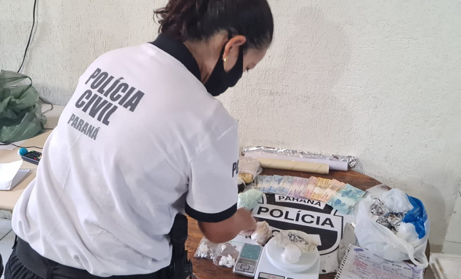 Policial contabilizando as apreensões
