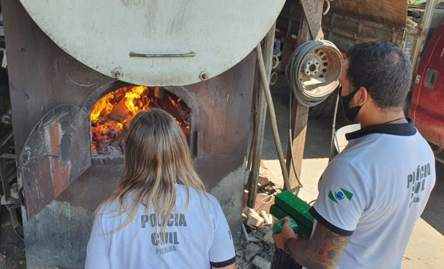 Policiais civis incinerando drogas em Guaratuba