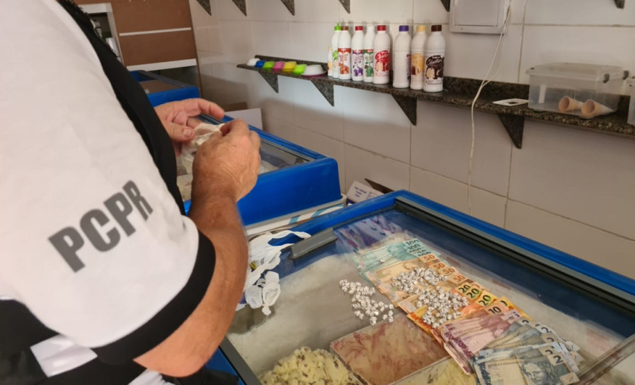 Policial realizando a apreensão na sorveteria
