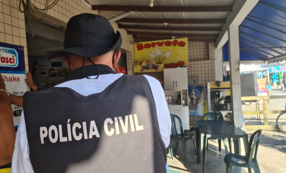 Policial civil realizando a operação