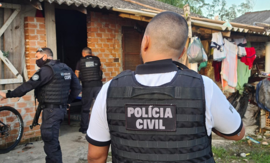 Policiais realizando operação contra receptação de produtos roubados