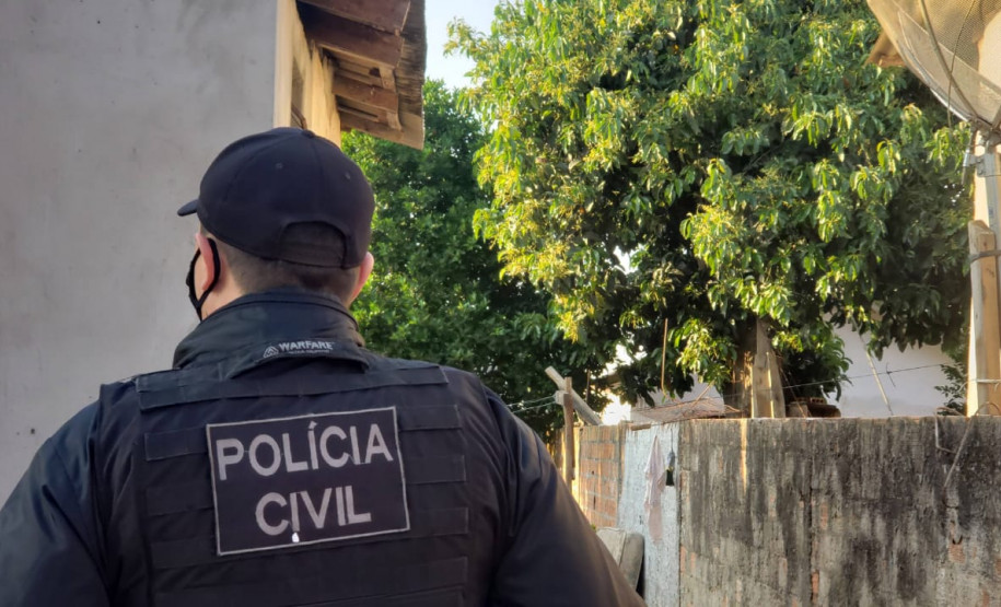 Policial civil realizando diligência