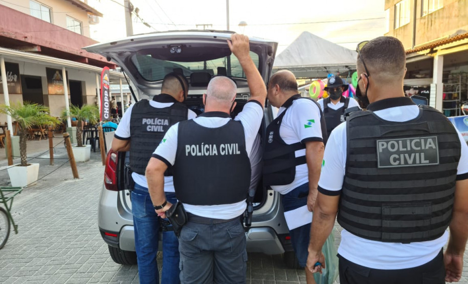 Policiais realizando a operação