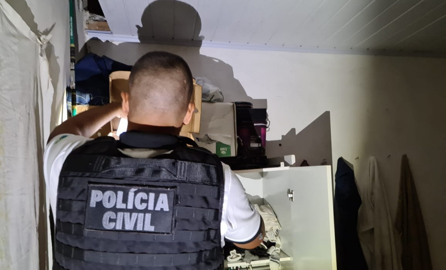 Policiais realizando operação contra receptação de produtos roubados
