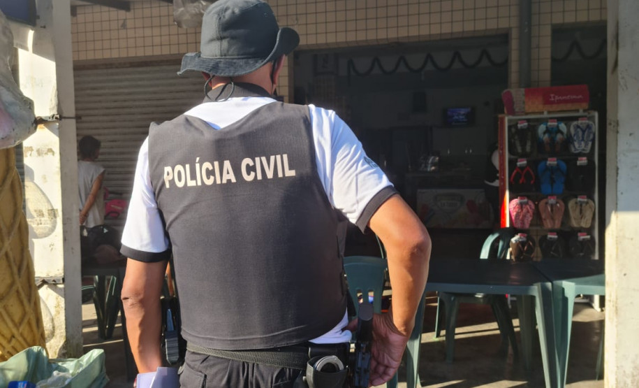 Policial realizando a operação