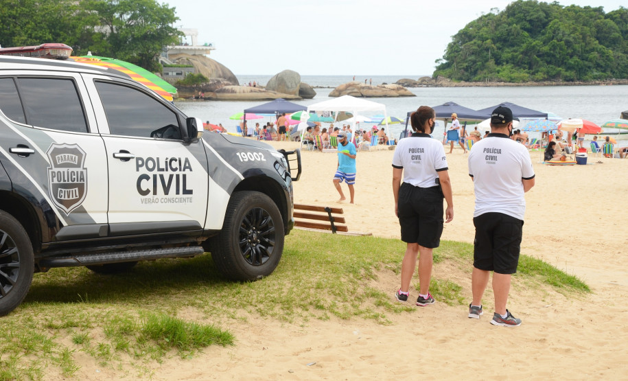 Dois policiais civis observam movimento dos veranistas no litoral